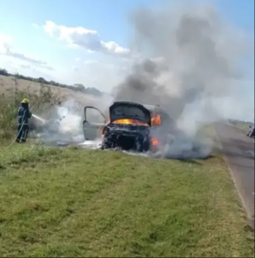 Se incendió una camioneta utilitaria en plena ruta: no hay heridos